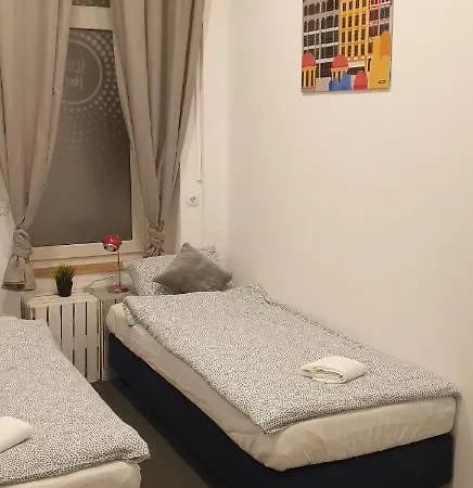 Flyfly , Darmowy Parking , Rezerwuj Przez Urządzenia Mobilne -10 Procent Hostel