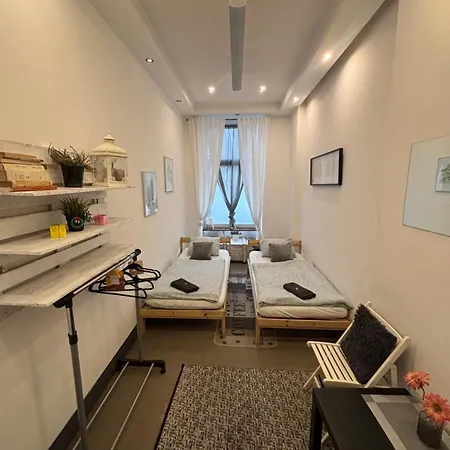 Flyfly , Darmowy Parking , Rezerwuj Przez Urządzenia Mobilne -10 Procent Hostel