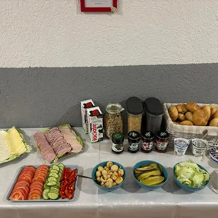 Flyfly , Darmowy Parking , Rezerwuj Przez Urządzenia Mobilne -10 Procent Hostel