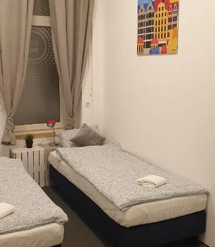 Flyfly , Darmowy Parking , Rezerwuj Przez Urzadzenia Mobilne -10 Procent אכסניה