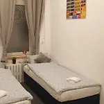 Flyfly , Darmowy Parking , Rezerwuj Przez Urządzenia Mobilne -10 Procent Hostel