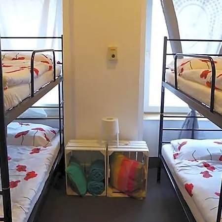 Flyfly , Darmowy Parking , Rezerwuj Przez Urzadzenia Mobilne -10 Procent Hostel *