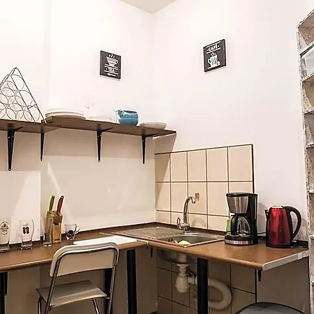 Flyfly , Darmowy Parking , Rezerwuj Przez Urzadzenia Mobilne -10 Procent Hostel Wroclaw
