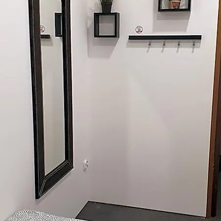 Flyfly , Darmowy Parking , Rezerwuj Przez Urzadzenia Mobilne -10 Procent Hostel