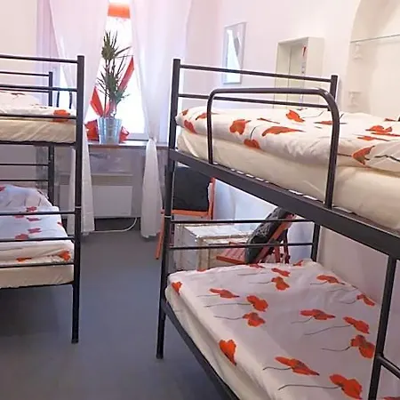 Flyfly , Darmowy Parking , Rezerwuj Przez Urzadzenia Mobilne -10 Procent Hostel *