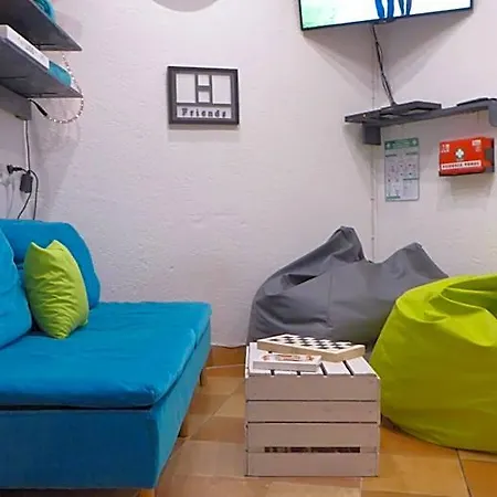 Flyfly , Darmowy Parking , Rezerwuj Przez Urzadzenia Mobilne -10 Procent Hostel Wroclaw