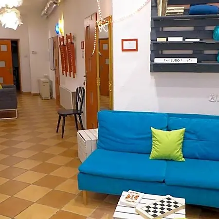 Flyfly , Darmowy Parking , Rezerwuj Przez Urzadzenia Mobilne -10 Procent Hostel *