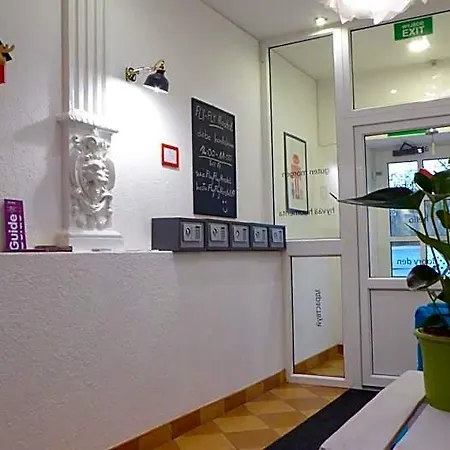 Hostel Flyfly , Darmowy Parking , Rezerwuj Przez Urzadzenia Mobilne -10 Procent *