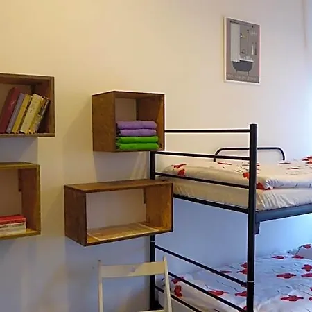 Flyfly , Darmowy Parking , Rezerwuj Przez Urzadzenia Mobilne -10 Procent Hostel *