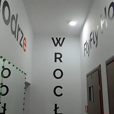 Flyfly , Darmowy Parking , Rezerwuj Przez Urzadzenia Mobilne -10 Procent Hostel Wroclaw